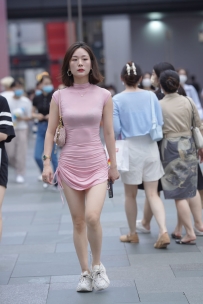 【精选街拍】Vol.3228 粉色紧身包臀裙美腿短发 [40P-489MB]